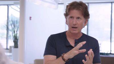 Former Elder Scrolls dev says Todd Howard would sometimes work on "two dozen" projects at once and is the face of Bethesda partly because he's "incredibly photogenic"